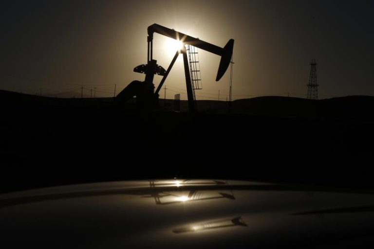 Oil prices push up on Iran sanction worries
