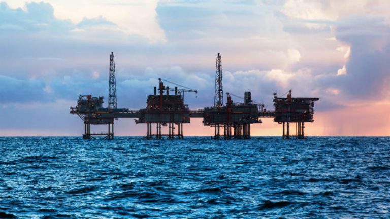 Oil prices edge lower, as Iran supply worries loom Oil prices edge lower, as Iran supply worries loom