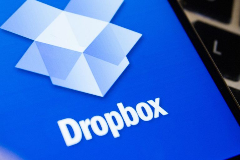 Dropbox gears up for IPO, values itself at roughly $7.1 billion Dropbox gears up for IPO, values itself at roughly $7.1 billion