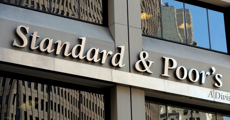 S&P downgrades Pakistan’s rating to B-, says recovery to take longer