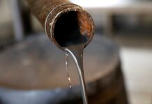 Oil prices fall on weak global economic data