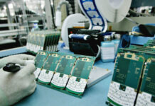 Govt mulls manufacturing of mobile phone devices in Pakistan