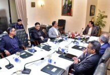 Imran Khan wants out of box solution to reduce power, gas tariffs