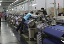 Sindh govt orders disbursement of salaries among labourers by March 31 Factory workers