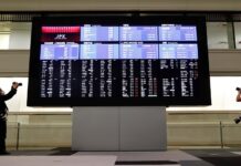 Asian stocks dip as US political concerns grow
