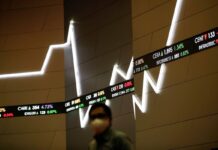 Asian stocks inch up, defy US stimulus gloom